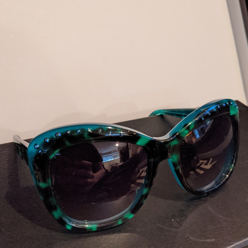 Oscar de la Renta sunglasses - Picture 5 of 14